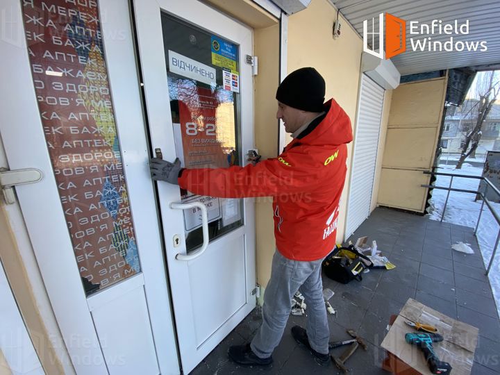 Мастер по регулировке пластиковых дверей