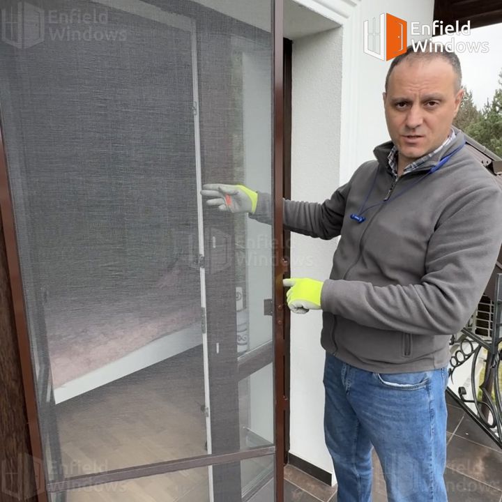 Майстер встановив москітну сітку на пластикові двері москітна сітка на пластикові двері Київ