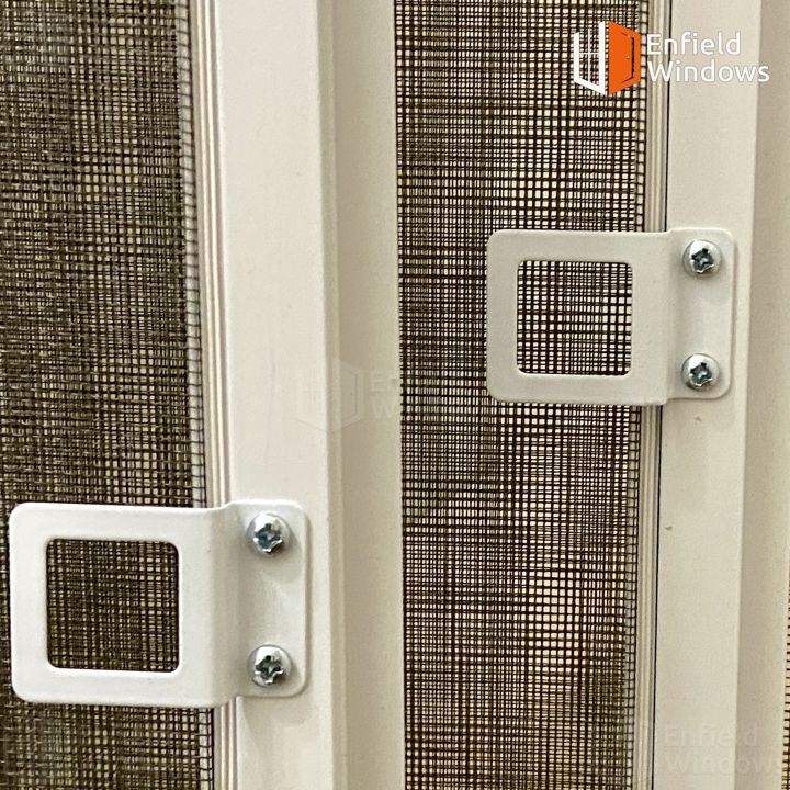 металеві ручки на москітній сітці