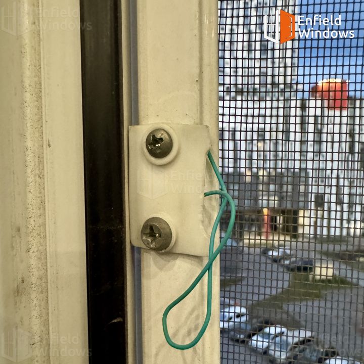 пластикові ручки на москітній сітці