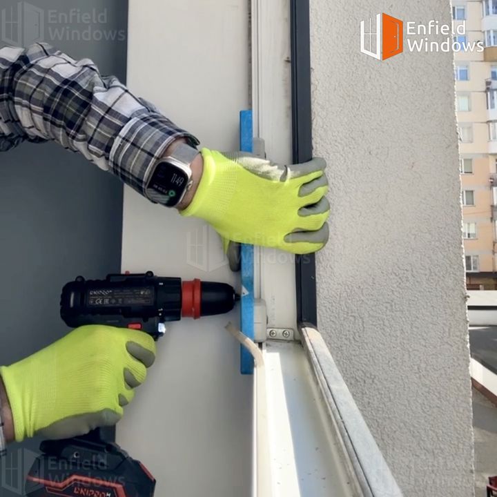 Майстер Енфілд Віндовс встановлює нову нижню петлю під час ремонту пластикового вікна на Під Голоском, 4Б, Львів