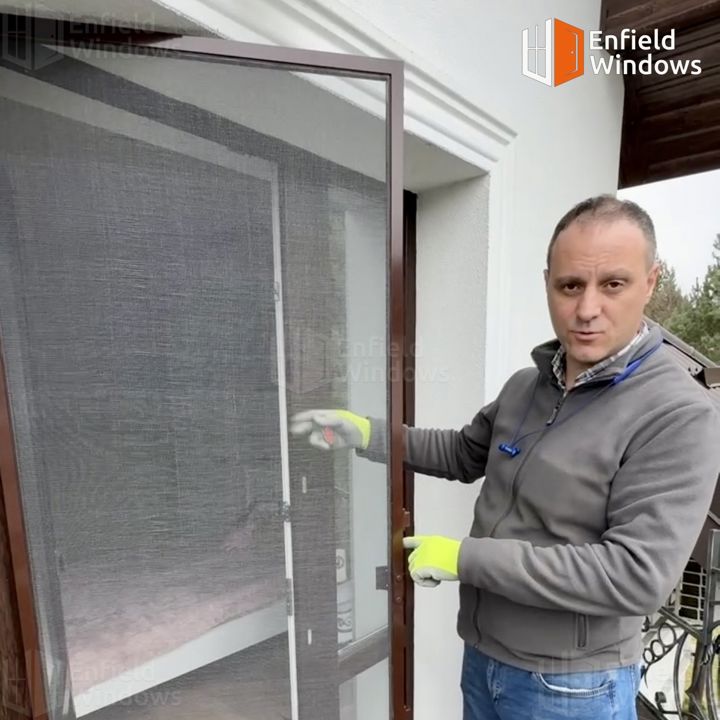 Майстер встановив москітну сітку на пластикові двері на Пасічній 84 москітна сітка на пластикові двері львів