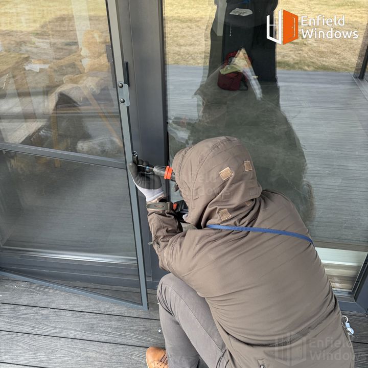 монтаж москітної сітки на вихід на терасу